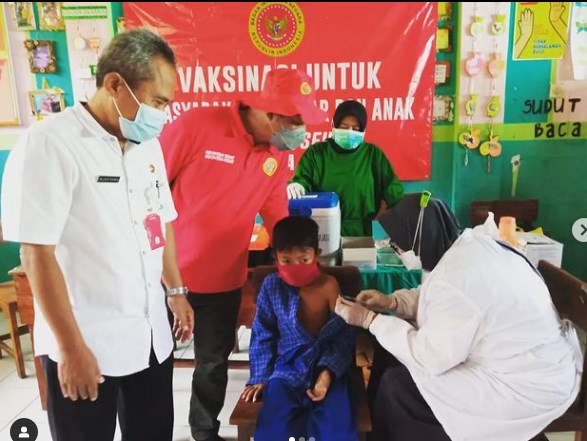 Sekretaris Kecamatan Lumajang Tinjau Vaksinasi covid 19 di SDN Boreng 2