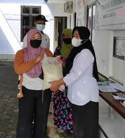 endistribusian Bantuan Beras dari Forum Zakat Peduli di Desa Banjarwaru