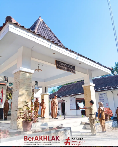 Kegiatan Apel bertempat di Halaman Kantor Kecamatan Lumajang,