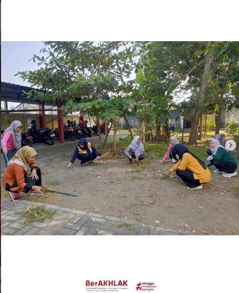 Dharma Wanita Persatuan Kecamatan Lumajang Turut Berpartisipasi dalam Kerja Bakti Menyambut HUT Ke-8