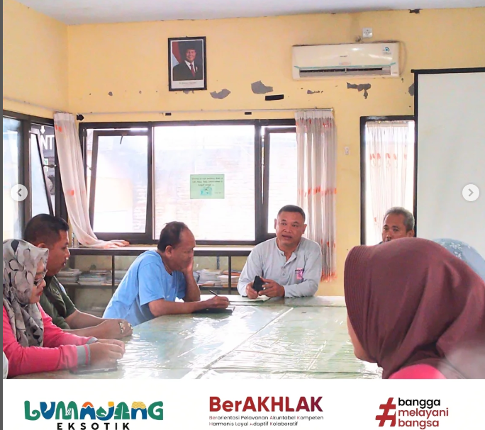 CAMAT LUMAJANG PIMPIN RAPAT STAF KECAMATAN LUMAJANG