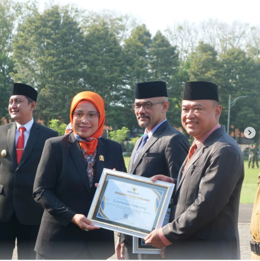 CAMAT LUMAJANG MENERIMA PIAGAM PENGHARGAAN