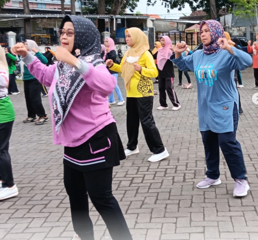 KETUA DWP PERSATUAN KECAMATAN LUMAJANG IKUTI SENAM POKOK E OBAH