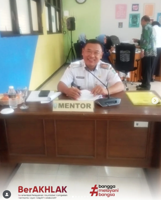 Camat Lumajang Drs. Dedwi Suprapto, M.Si Menjadi mentor mendampingi peserta atas nama Heyin Krida La