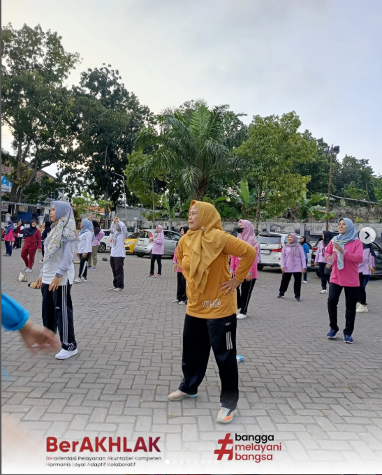 mengikuti kegiatan Senam Pokok e Obah yang diselenggarakan oleh DWP Kabupaten Lumajang