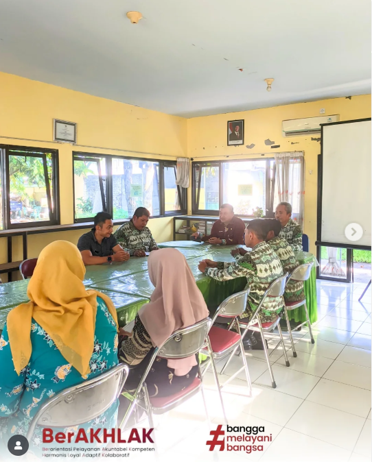 Rapat Staf bulanan yang diikuti oleh seluruh ASN dan Non ASN Kecamatan Lumajang.