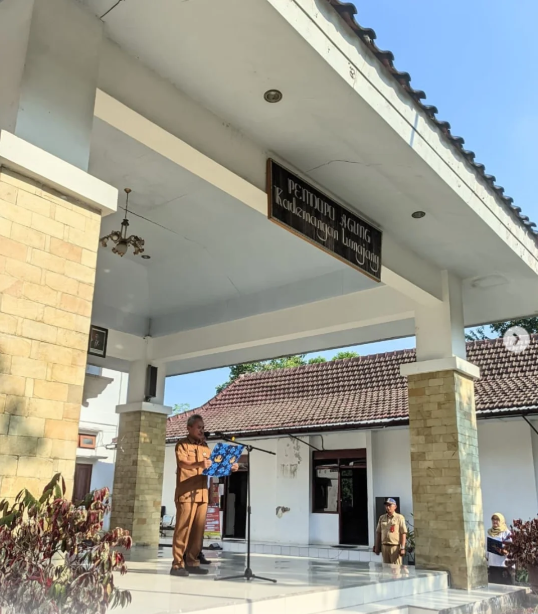 Sekretaris Kecamatan Lumajang Mujibur Rohman, SH.MM bertugas sebagai pembina apel 