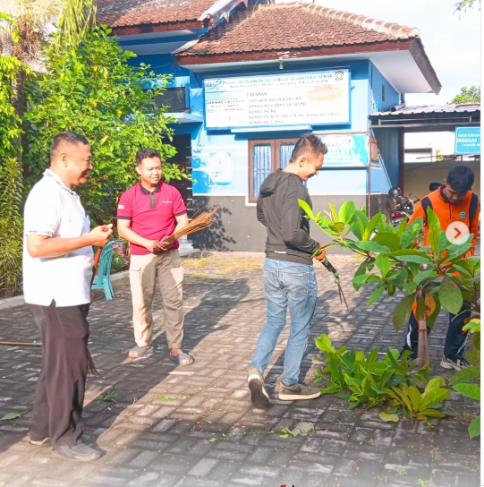 CAMAT LUMAJANG LAKSANAKAN KERJA BAKTI BERSAMA STAF 