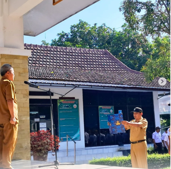SEKRETARIS KECAMATAN LUMAJANG JADI PEMBINA APEL HARI SENIN 