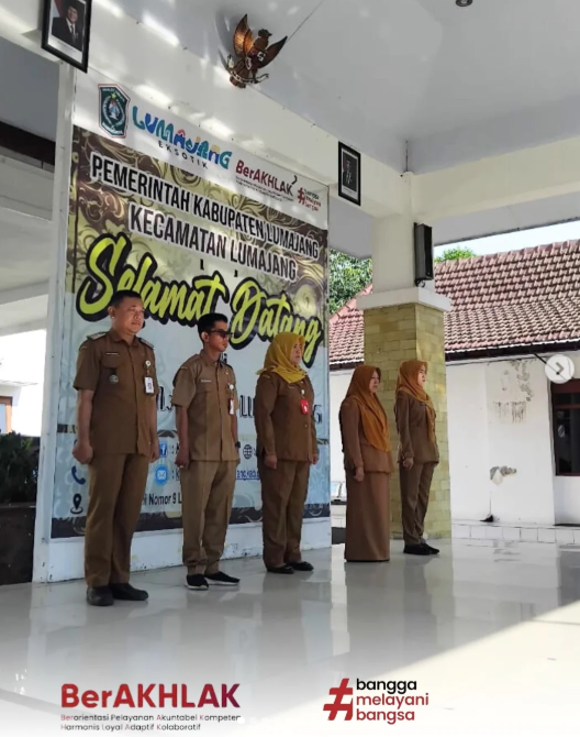 SEKRETARIS KECAMATAN LUMAJANG JADI PEMBINA APEL HARI SENIN 
