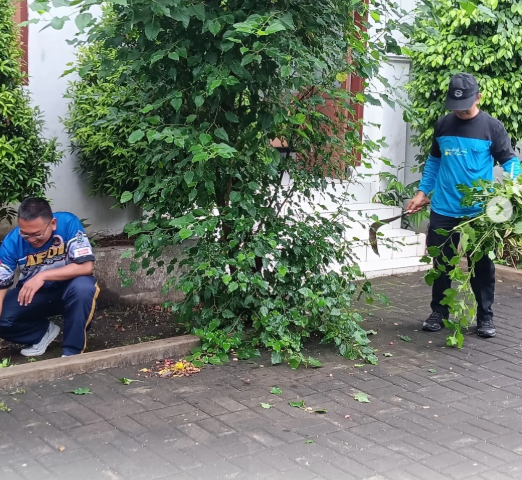 Kerja Bakti di Halaman Kantor Kecamatan Lumajang