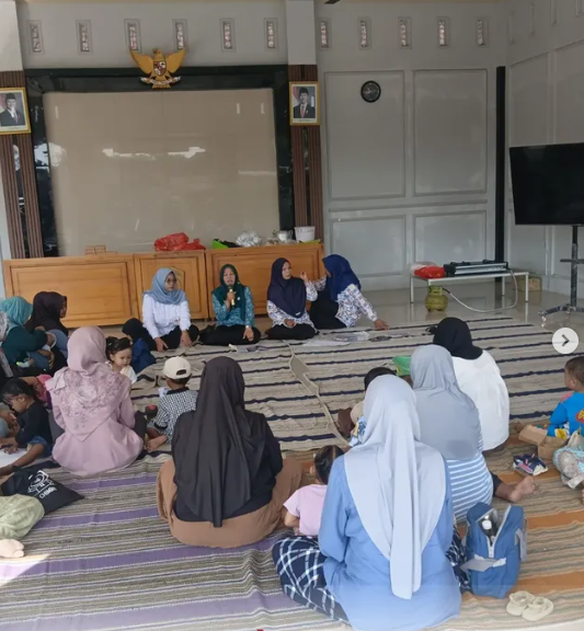 Ketua TP PKK Kecamatan Lumajang menghadiri Kegiatan Edukasi DASHAT Desa