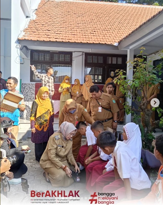 SETOR MADU KECAMATAN LUMAJANG Giat Pemberian Bantuan Sepatu untuk Siswa