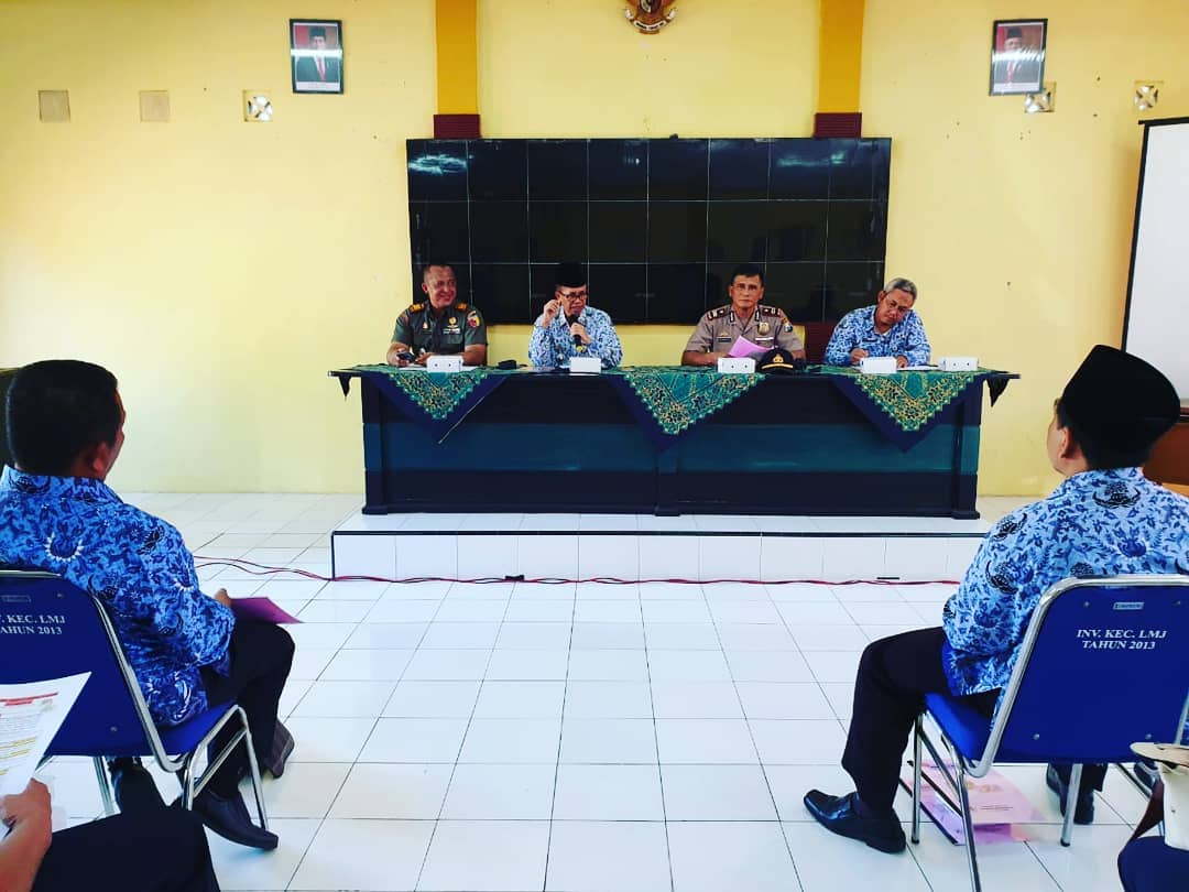 Camat Lumajang Abdul Basar melaksanakan konferensi dinas 