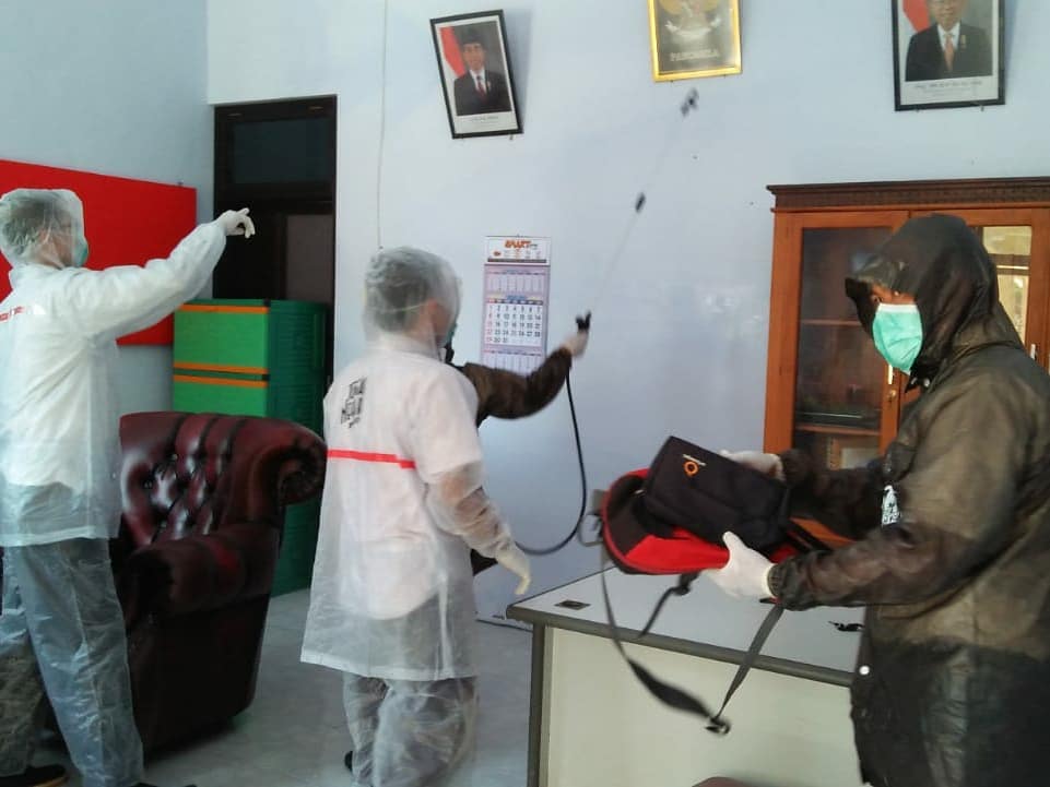 penyemprotan disinfektan untuk mengantisipasi menyebarnya virus corona di kantor desa Banjarwaru