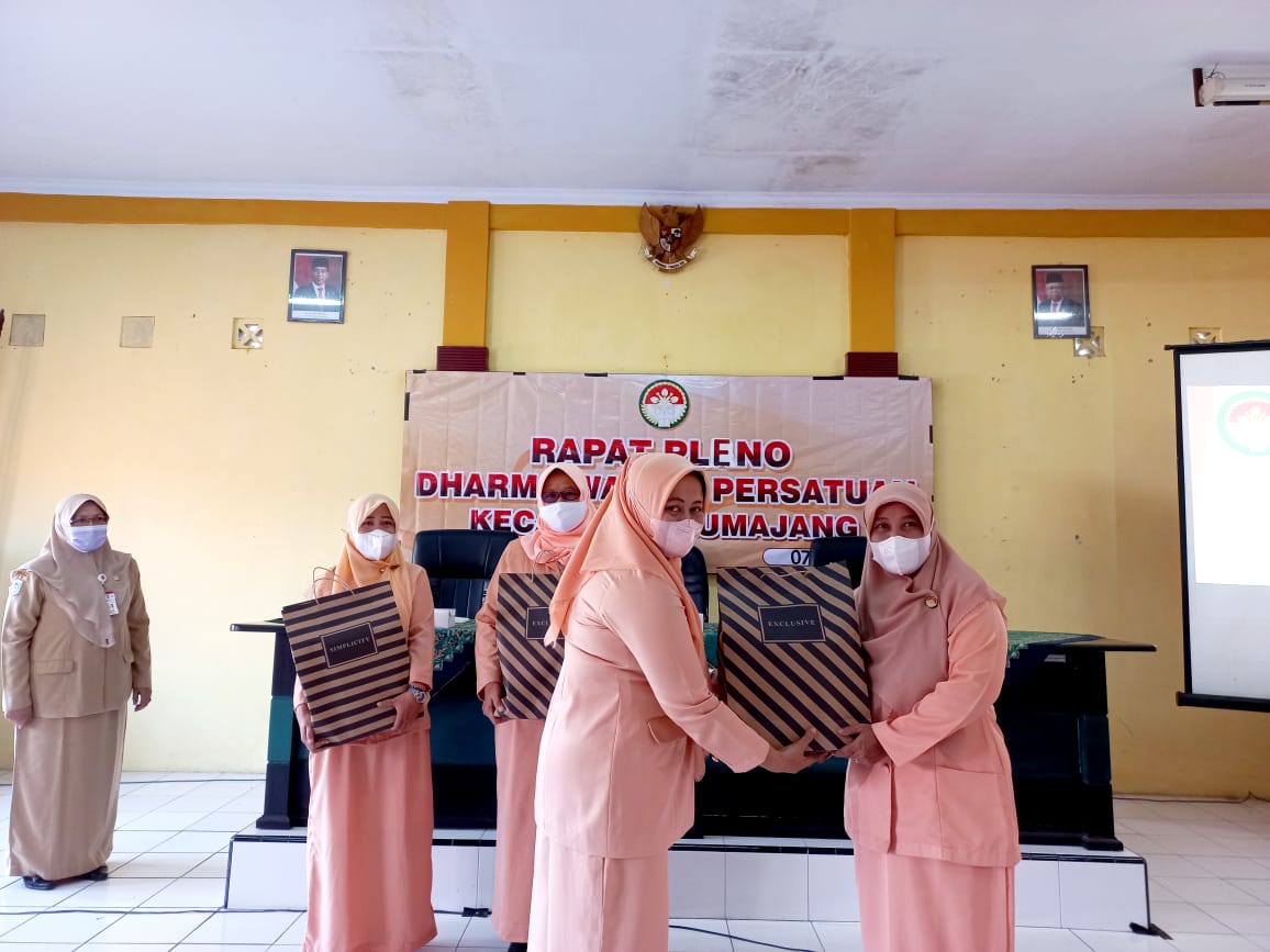 Ketua Dharma Wanita Persatuan Kecamatan Lumajang pimpin Rapat Pleno DWP