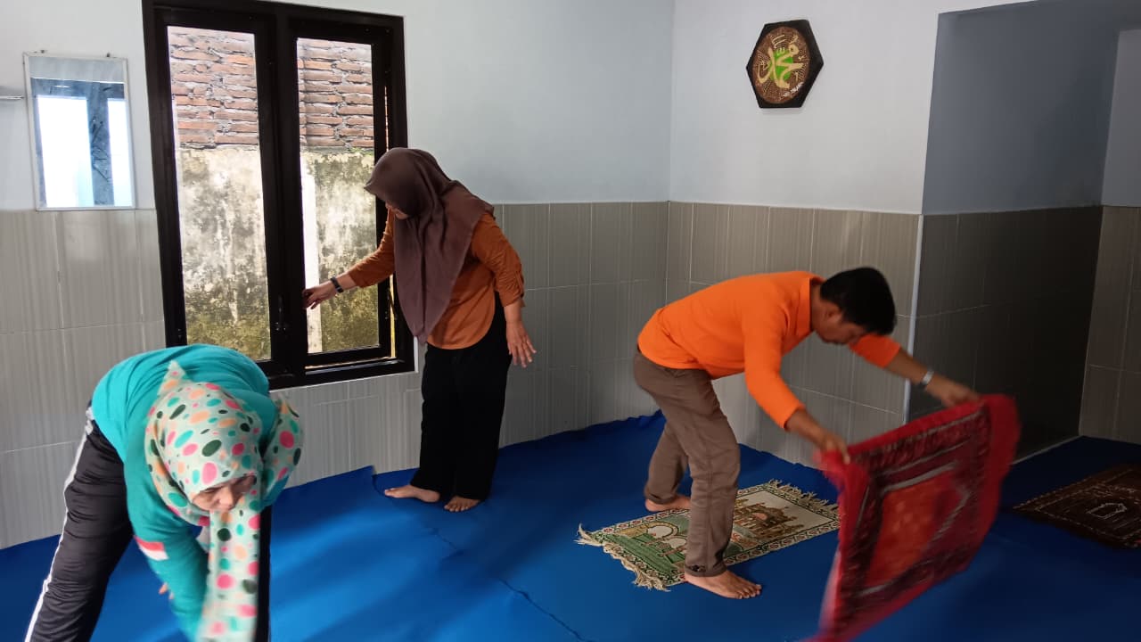 KERJA BAKTI MUSHOLAH & HALAMAN DEPAN KECAMATAN LUMAJANG